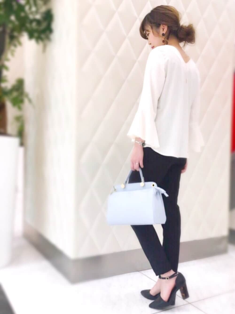 ホワイト系のシャツ/ブラウス、ブラック系のその他パンツ、ブラック系のアクセサリーを着用したレディースの冬コーディネートの1枚目の写真