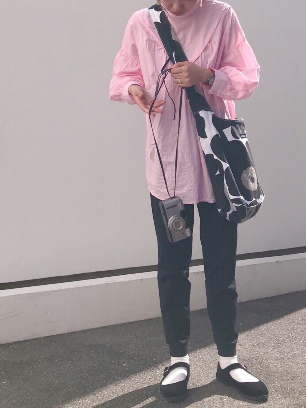 ブラック系のショルダーバッグ、ホワイト系のその他パンツ、ピンク系のシャツ/ブラウスを着用したレディースの秋コーディネートの1枚目の写真