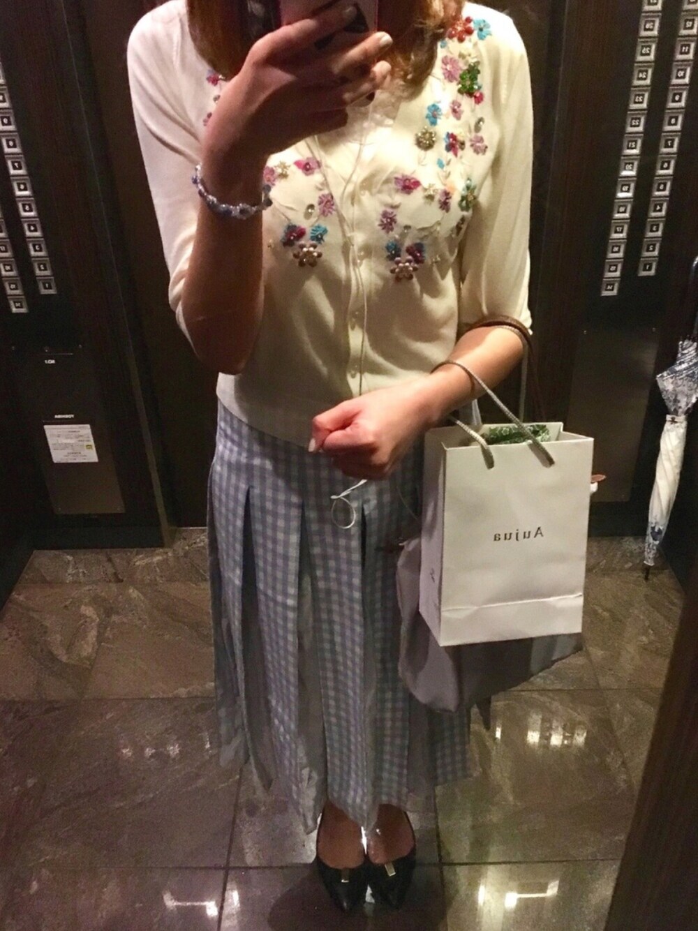 「JILLSTUART、アンドクチュール、LONGCHAMP、ギンガムチェックスカート、休日コーデ、雨の日コーデ、キレイめ、ドラマ着用」｜「And coutureのアイテム（カーディガン/ボレロ、ホワイト系）」を使った、🌼𝓀𝒶ℴ𝓇𝓊🌼さん（レディース・168cm）の秋コーディネートの1枚目の写真