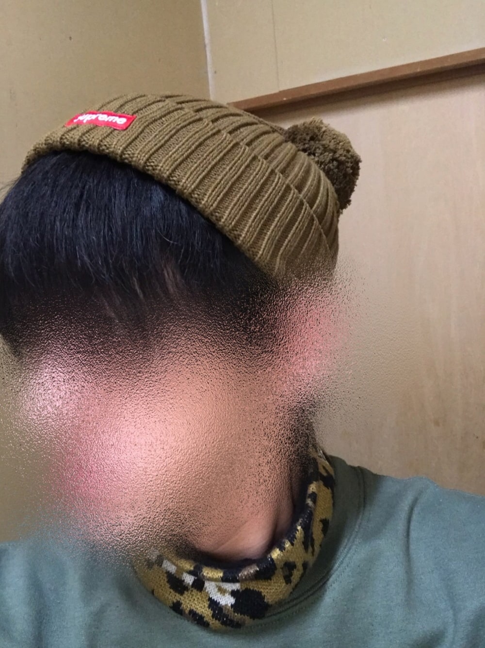 「supreme、シュプリーム、ヘアバンド、ネックウォーマー、寒い、ポンポン付きニット帽、おしゃれさんと繋がりたい」｜「Supreme のアイテム（ニットキャップ/ビーニー、ベージュ系）」を使った、かずぅさん（メンズ・175cm）の秋コーディネートの1枚目の写真