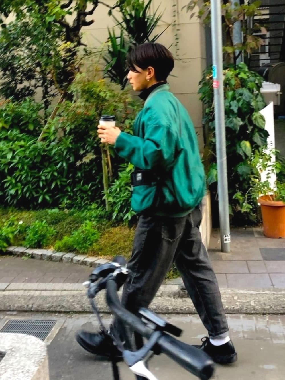 「原宿、はるコーデ、fashion、ストリート、グリーン、センターパート、春、休日スタイル、古着、カジュアル」｜「BEAMSの【Begin掲載】BEAMS / バギーテーパードデニム（デニムパンツ、ブラック系）」を使った、DAICHIさん（メンズ・169cm）の冬コーディネートの1枚目の写真
