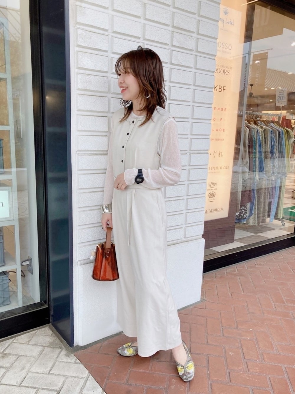 「これが私をアゲる服、オールインワン、サロペット、オトナ女子、シアーシャツ、チャイナシューズ、淡色コーデ、大人カジュアル、ITEMS URBANRESEARCH」｜「ITEMS URBANRESEARCHのウエストベルトオールインワン（つなぎ/オールインワン、ホワイト系）」を使った、fujimonさん（レディース・159cm）の春コーディネートの1枚目の写真