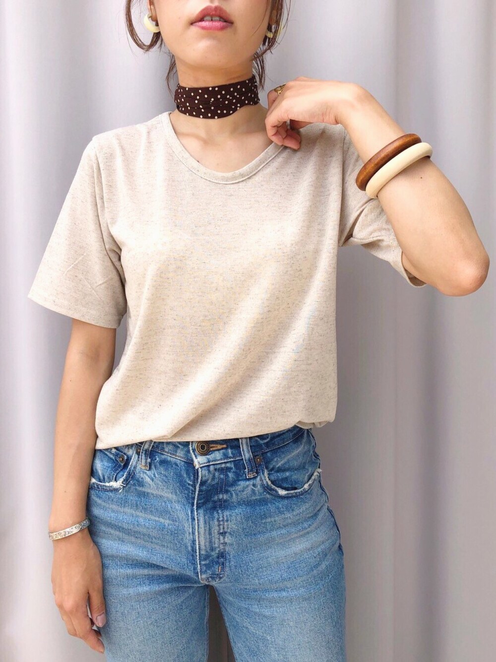 「オトナカジュアル、カジュアルコーデ、休日コーデ、休日スタイル、デニムパンツ、プチプラコーデ、Tシャツ、スカーフ、バングル、シンプルコーデ」｜「CLEAのリネン ブレンド シンプル Tシャツ（Tシャツ/カットソー、ベージュ系）」を使った、mocoさん（レディース・165cm）の夏コーディネートの1枚目の写真