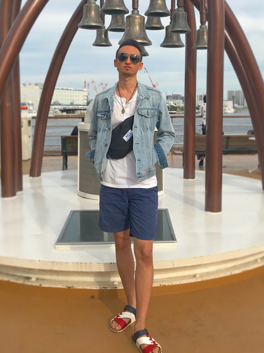 「クルーズ、海、休日スタイル、follow、GAP、American Eagle、ray ban」｜「Ray-BanのRay-Ban / Aviator（サングラス、ブラック系）」を使った、mossさん（メンズ・183cm）の秋コーディネートの1枚目の写真