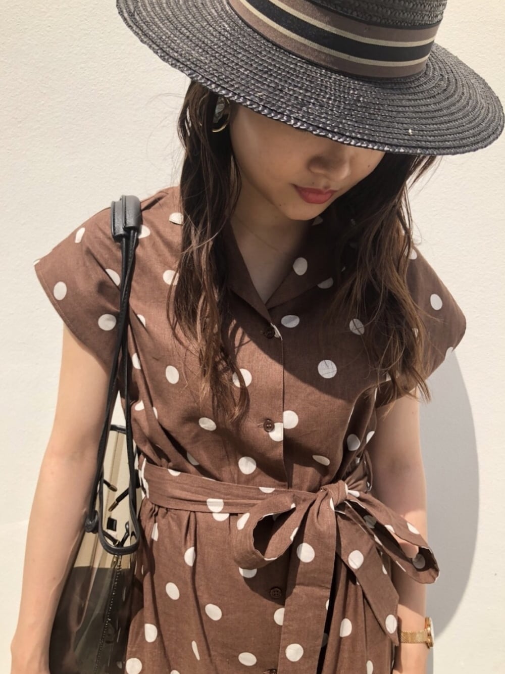 「ワンピース、ドット、ストローハット、カンカン帽、ドット柄、ワントーンコーデ、夏コーデ、moussy、マウジー」｜「MOUSSYのDOT SHIRT DRESS（ワンピース、ブラウン系）」を使った、MOUSSY OFFICIALさん（レディース・165cm）の夏コーディネートの1枚目の写真