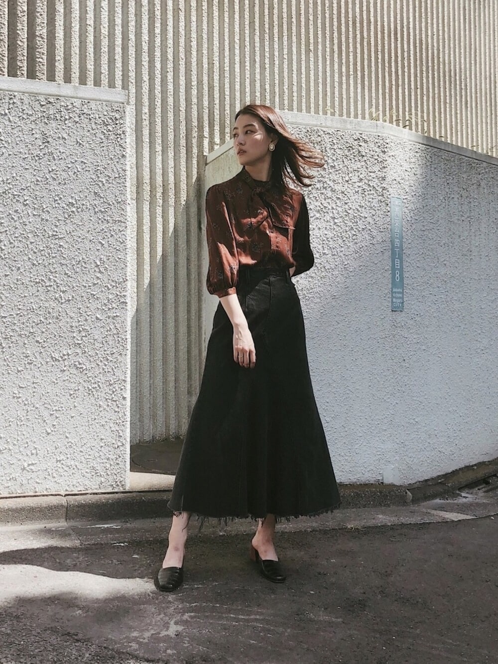 デニムスカートを使った「ラッフルフリル」の人気ファッション  