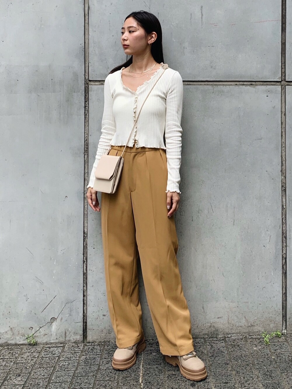 「moussy、秋コーデ、シンプルコーデ、休日スタイル、カラーパンツ、秋服準備はじめました、ベージュ、厚底シューズ、きれいめカジュアル、大人カジュアル」｜「MOUSSYのMULTI UTILITY ポーチ（ショルダーバッグ、ベージュ系）」を使った、MOUSSY OFFICIALさん（レディース・162cm）の秋コーディネートの1枚目の写真