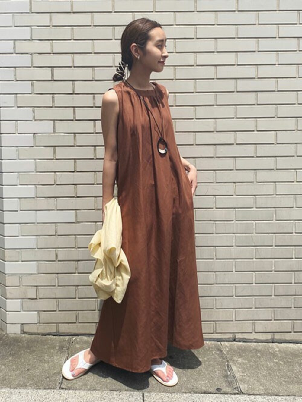 ブラウン系のワンピース、ベージュ系のシャツ/ブラウスを着用したレディースの秋コーディネートの1枚目の写真