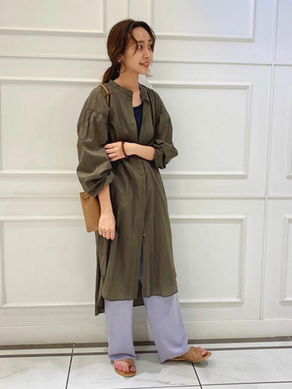 イエロー系のショルダーバッグ、グレー系のタンクトップ、パープル系のその他パンツを着用したレディースの秋コーディネートの1枚目の写真