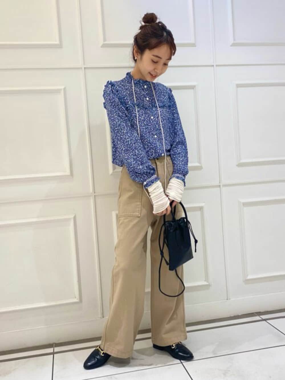 ブルー系のシャツ/ブラウス、ベージュ系のデニムパンツ、ブラック系のショルダーバッグを着用したレディースの冬コーディネートの1枚目の写真