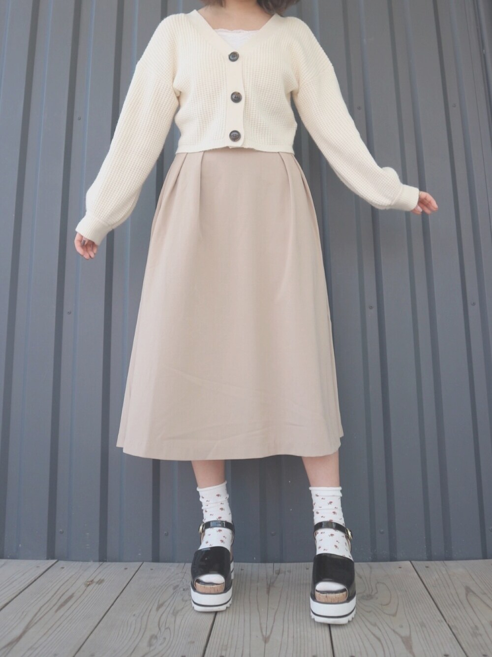 「春コーデ、休日コーデ、スカート、シンプルコーデ、低身長」｜「Chicoのワッフル袖ボリューム袖２wayCD（カーディガン/ボレロ、ホワイト系）」を使った、ぴこ⌄̈⃝さん（レディース・154cm）の春コーディネートの1枚目の写真