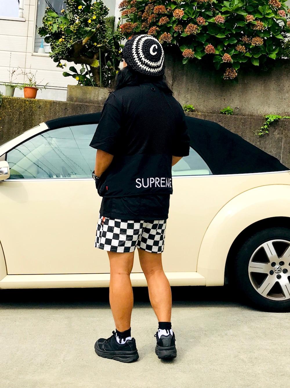 「フィッシングベスト、シュプリーム、夏、オトナカジュアル、ホカオネオネ、ハーフパンツ、ベレー帽、ソックス」｜「Supreme のアイテム（ベスト、ブラック系）」を使った、ゆーきさん（メンズ・170cm）の夏コーディネートの1枚目の写真