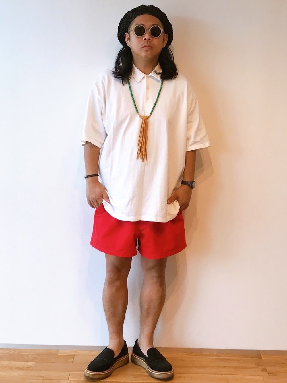 「リラックススタイル、シンプル、ビッグシルエット、summer、サングラス、ビックシルエット、ベレー帽、Pilgrim SURF＋SUPPLY、スリッポン」｜「Pilgrim Surf Supplyのアイテム（ポロシャツ、ホワイト系）」を使った、ゆーきさん（メンズ・170cm）の夏コーディネートの1枚目の写真