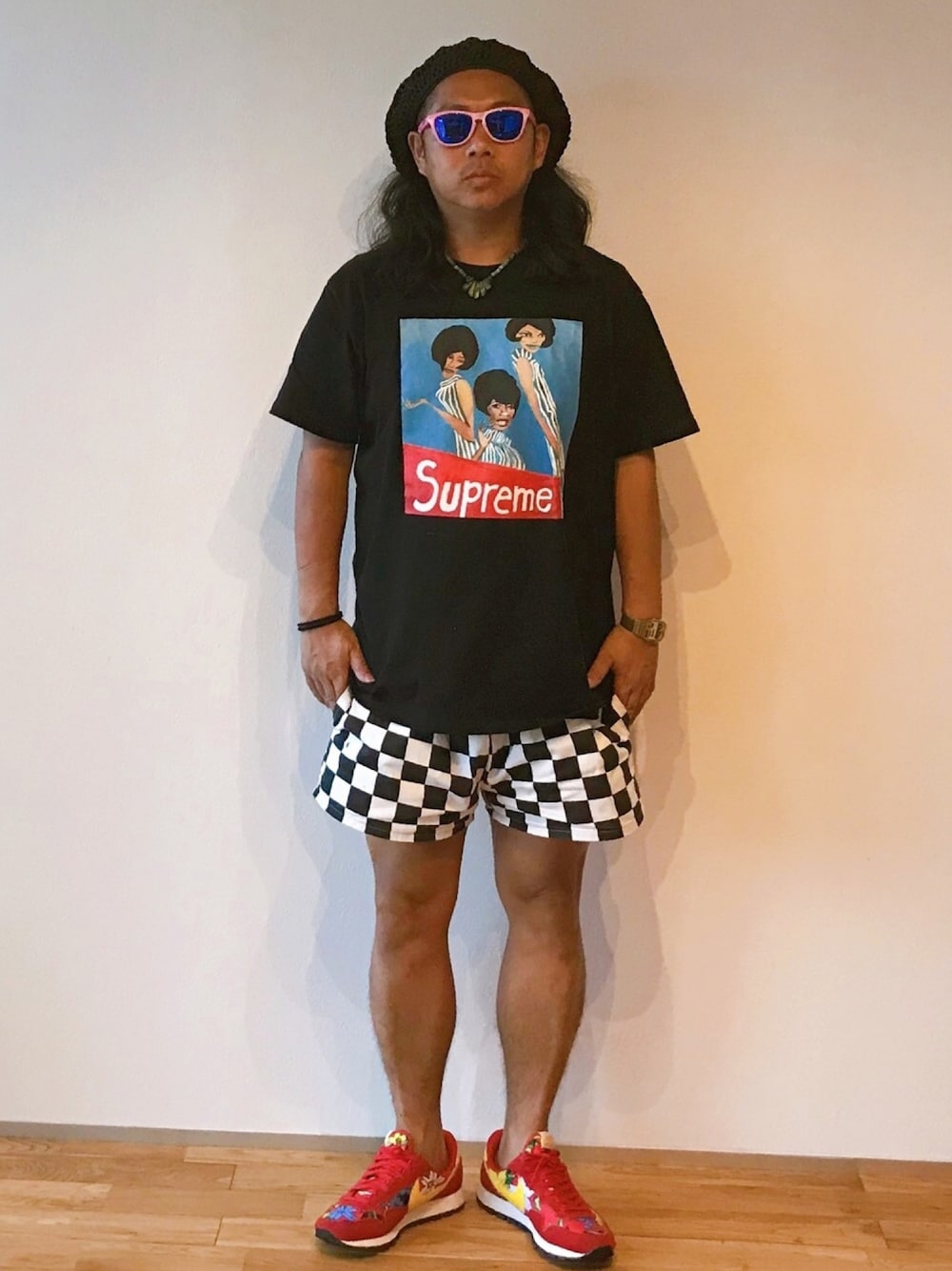 「夏コーデ、リラックススタイル、黒、夏だ！Tシャツ着よう！、短パン、ベレー帽、サングラス、NIKE、アロハ柄」｜「NIKEのアイテム（スニーカー、レッド系）」を使った、ゆーきさん（メンズ・170cm）の夏コーディネートの1枚目の写真