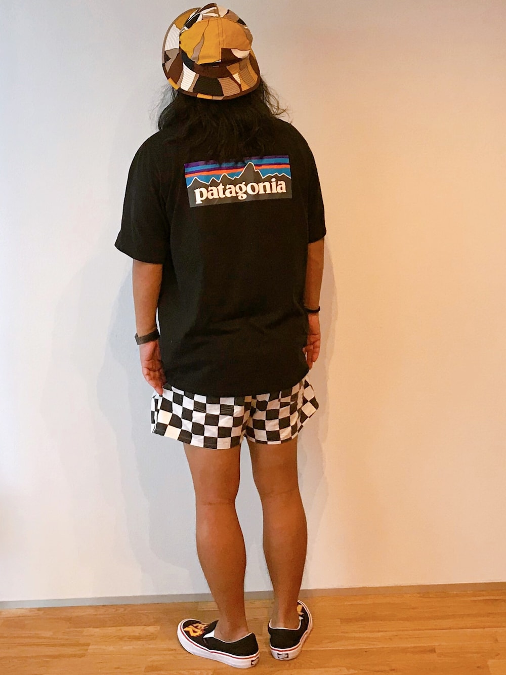 「カジュアルコーデ、ブラック、patagonia、チェッカーフラッグ、VANS、スリッポン、短パン、ハット、夏コーデ、Tシャツ」｜「patagoniaのpatagonia / パタゴニア　P6 ロゴ レスポンシビリティー P6 LOGO RESPONSIBILI-TEE（Tシャツ/カットソー、ブラック系）」を使った、ゆーきさん（メンズ・170cm）の夏コーディネートの1枚目の写真