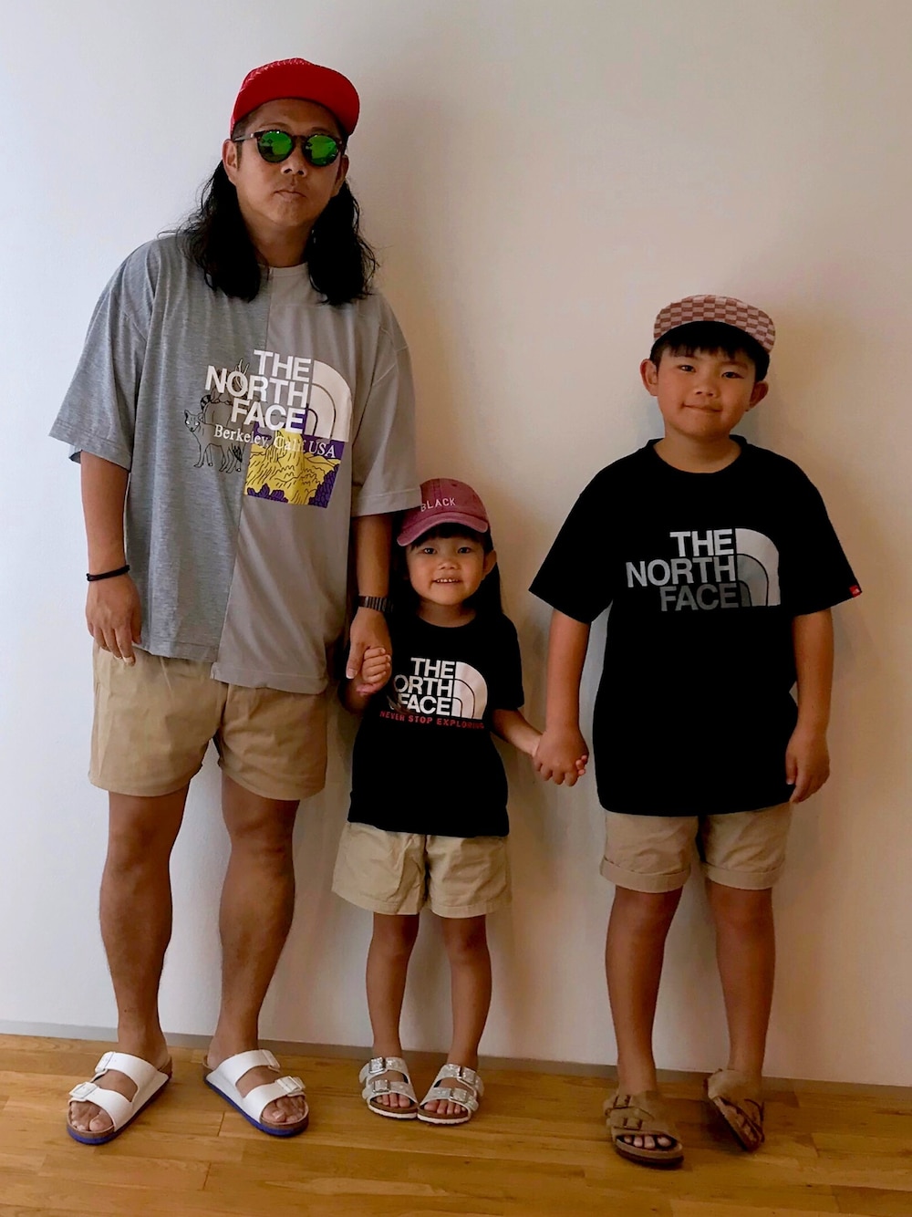 「おやこーで。、親子コーデ、カジュアルコーデ、今日のコーデ、夏だ！Tシャツ着よう！、キャップ、THE NORTH FACE、ベージュ、ビルケンシュトック、birkenstock」｜「BIRKENSTOCKのアイテム（サンダル、ホワイト系）」を使った、ゆーきさん（メンズ・170cm）の夏コーディネートの1枚目の写真