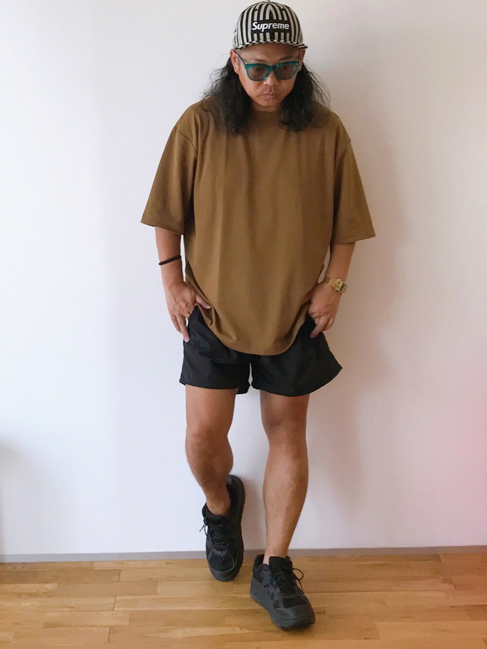 「シンプルコーデ、夏、カジュアル、夏コーデ、プチプラ、supreme、HOKAONEONE、キャップ、サングラス、夏のブラウン」｜「UNIQLOのアイテム（Tシャツ/カットソー、ブラウン系）」を使った、ゆーきさん（メンズ・170cm）の夏コーディネートの1枚目の写真