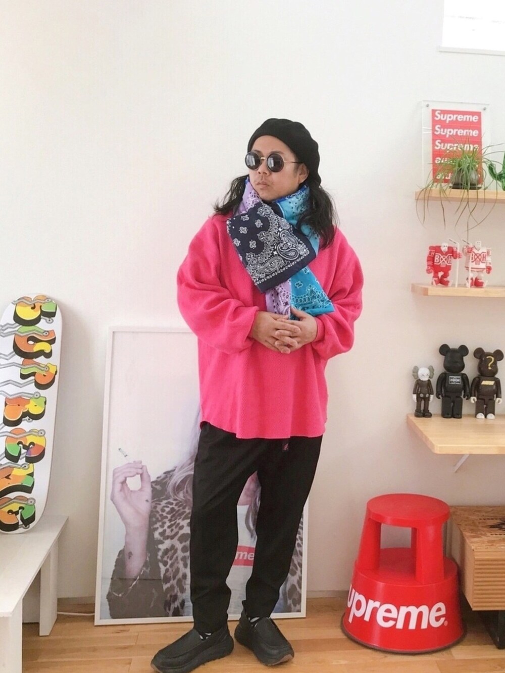 「冬コーデ、今日のコーデ、スラックス、マフラー、ベレー帽、ピンク、H BEAUTY&YOUTH、グラミチ、サングラス、年末WEAR感謝祭」｜「SUVSOLEのアイテム（スリッポン、ブラック系）」を使った、ゆーきさん（メンズ・170cm）の冬コーディネートの1枚目の写真