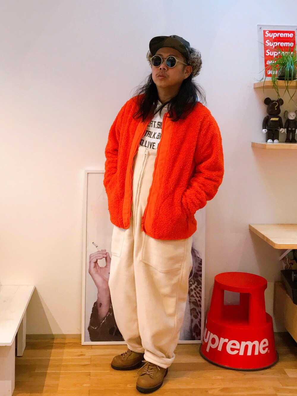 「私の推しブランド、ニューエラ、NEW ERA、BEAMS、ホワイトコーデ、オーバーオール、フライトキャップ、ボアジャケット、休日コーデ、#今日のコーデ」｜「Dannerのアイテム（ブーツ、ブラウン系）」を使った、ゆーきさん（メンズ・170cm）の冬コーディネートの1枚目の写真