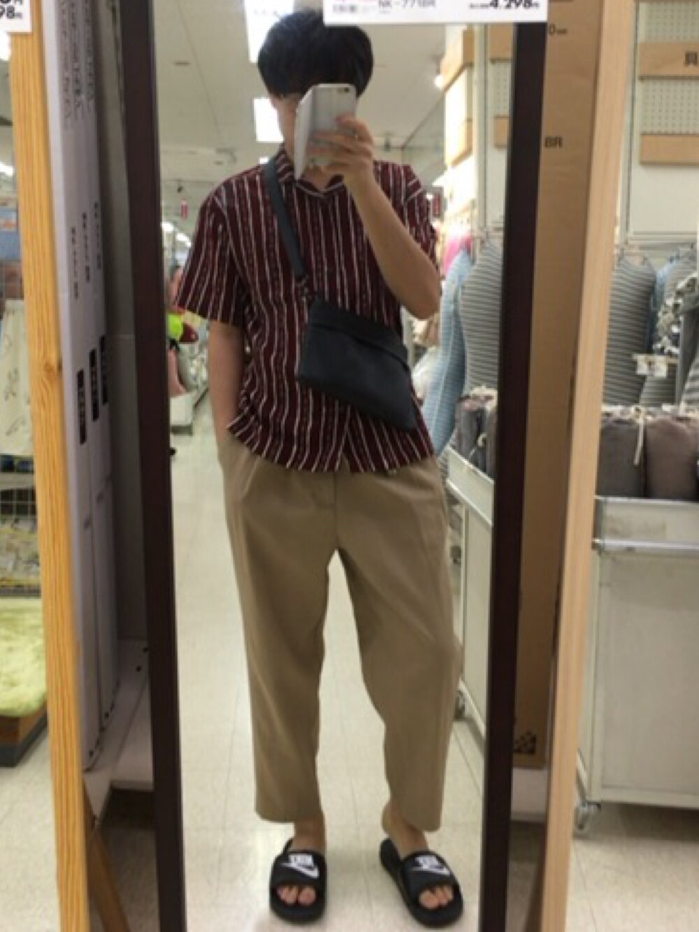 ブラック系のショルダーバッグ、レッド系のシャツ/ブラウス、ベージュ系のその他パンツを着用したメンズの春コーディネートの1枚目の写真