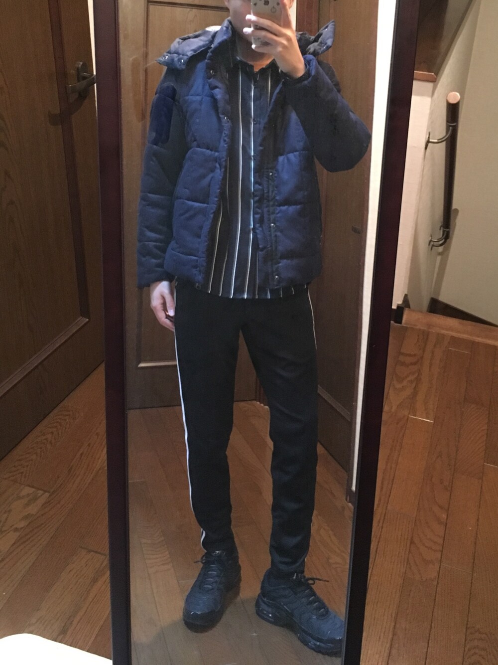 ブラック系のその他パンツ、ブラック系のスニーカー、ブルー系のダウンジャケット/コートを着用したメンズの秋コーディネートの1枚目の写真