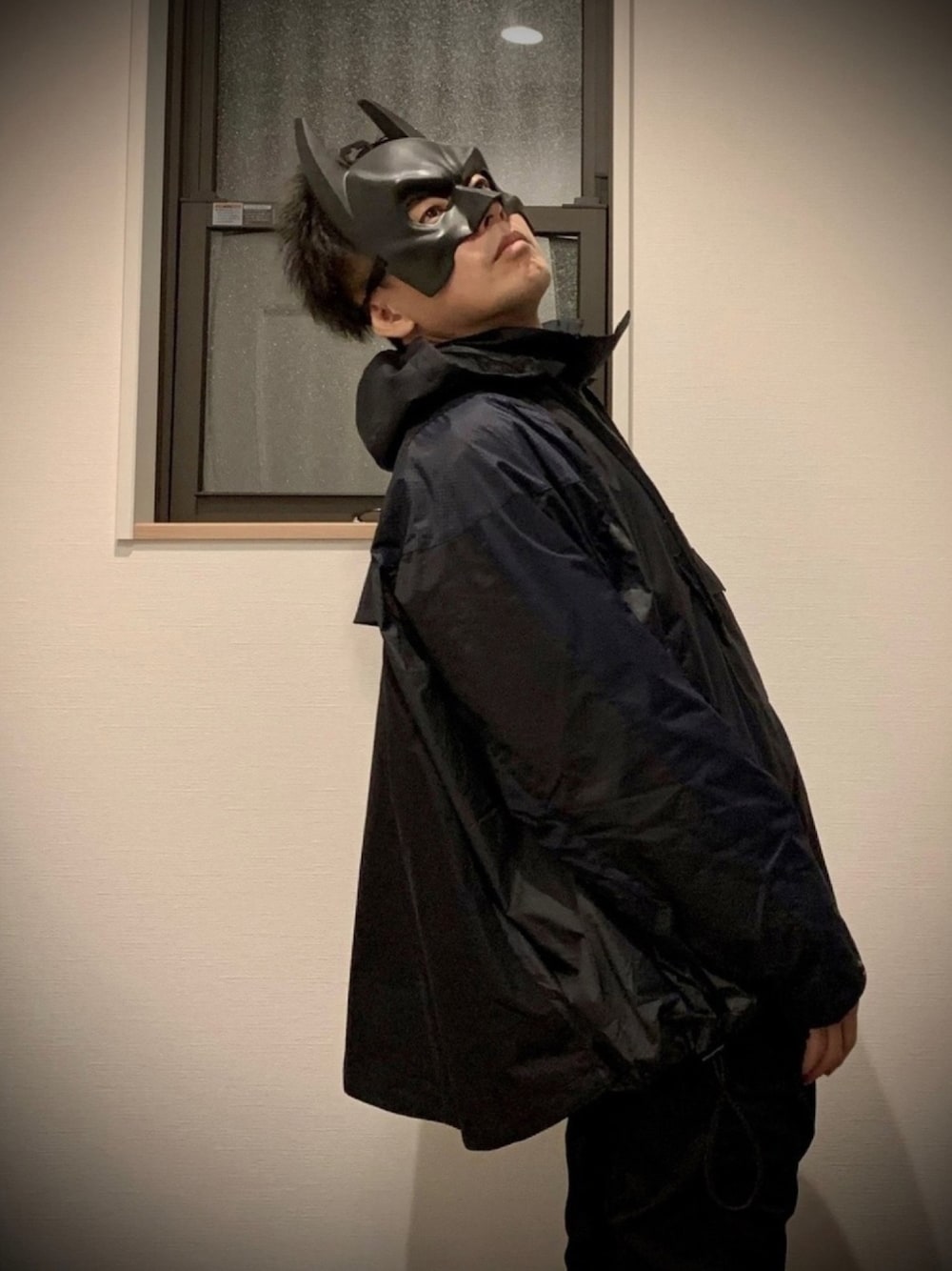 「wearhalloween2019、バットマン、ハロウィン、ハロウィンコーデ、秋のコーデ、お洒落さんとつながりたい、ナイロンジャケット、sacai、NIKE、sacai×nike」｜「ドン・キホーテのバットマンマスク（ファッション雑貨、ブラック系）」を使った、Amさん（メンズ・175cm）の秋コーディネートの1枚目の写真