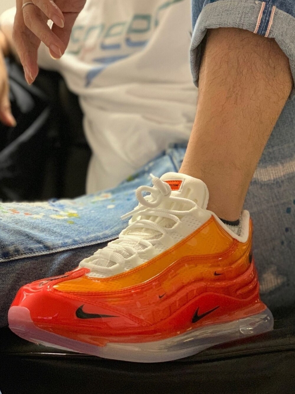 「夏、おしゃれさんと繋がりたい、カジュアル、きれいめカジュアル、デニムパンツ、スニーカーコーデ、大人カジュアル、NIKE、heronpreston」｜「NIKEのアイテム（スニーカー、オレンジ系）」を使った、Amさん（メンズ・175cm）の夏コーディネートの1枚目の写真