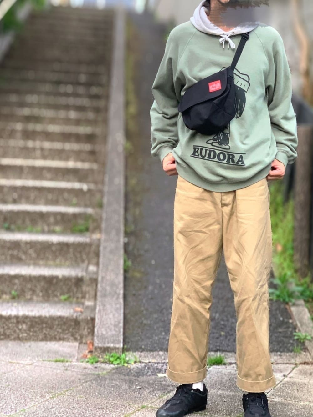 「シンプル、春、オーバーサイズ、今日のコーデ、ワイドパンツ、休日スタイル、オトナカジュアル」｜「JOURNAL STANDARD relumeのアイテム（スウェット、グリーン系）」を使った、サラブレッド伊藤グアンテマラさん（メンズ・180cm）の春コーディネートの1枚目の写真