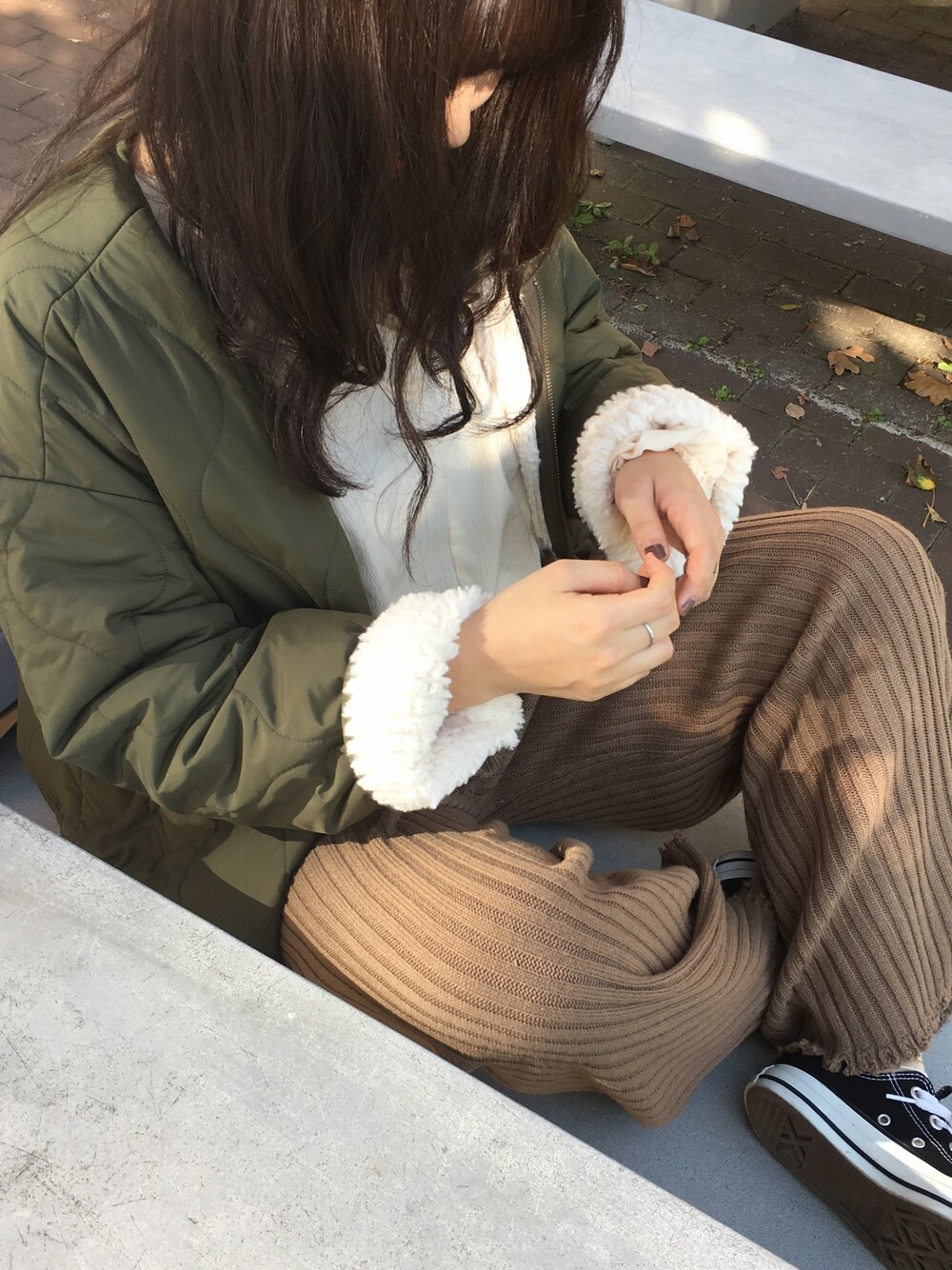 ベージュ系のブルゾン、ベージュ系のシャツ/ブラウス、ベージュ系のその他パンツを着用したレディースの秋コーディネートの1枚目の写真