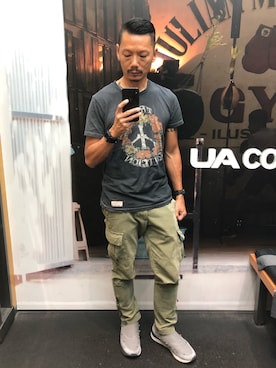 「Abercrombie&Fitch（アバークロンビーアンドフィッチ）のアイテム（カーゴパンツ）」を使った、KP 郭さん（メンズ・170cm）の春コーディネート