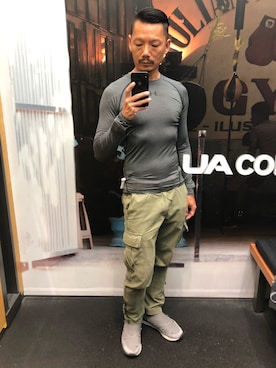 「Abercrombie&Fitch（アバークロンビーアンドフィッチ）のアイテム（カーゴパンツ）」を使った、KP 郭さん（メンズ・170cm）の春コーディネート