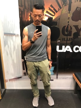 「Abercrombie&Fitch（アバークロンビーアンドフィッチ）のアイテム（カーゴパンツ）」を使った、KP 郭さん（メンズ・170cm）の春コーディネート