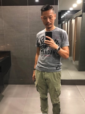 「Abercrombie&Fitch（アバークロンビーアンドフィッチ）のアイテム（カーゴパンツ）」を使った、KP 郭さん（メンズ・170cm）の秋コーディネート