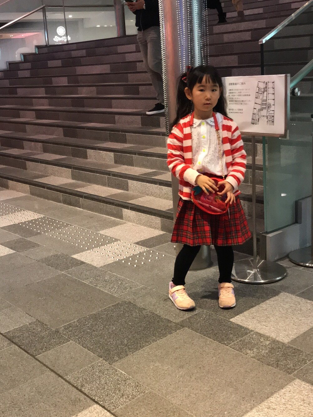 「キッズファッション、キッズコーデ、プリーツスカート、タータンチェック、タータンチェックスカート、ハンドメイドスカート、frankygrow、柄×柄」｜「frankygrowのアイテム（カーディガン/ボレロ、ピンク系）」を使った、chibi su--さん（キッズ・120cm）の冬コーディネートの1枚目の写真