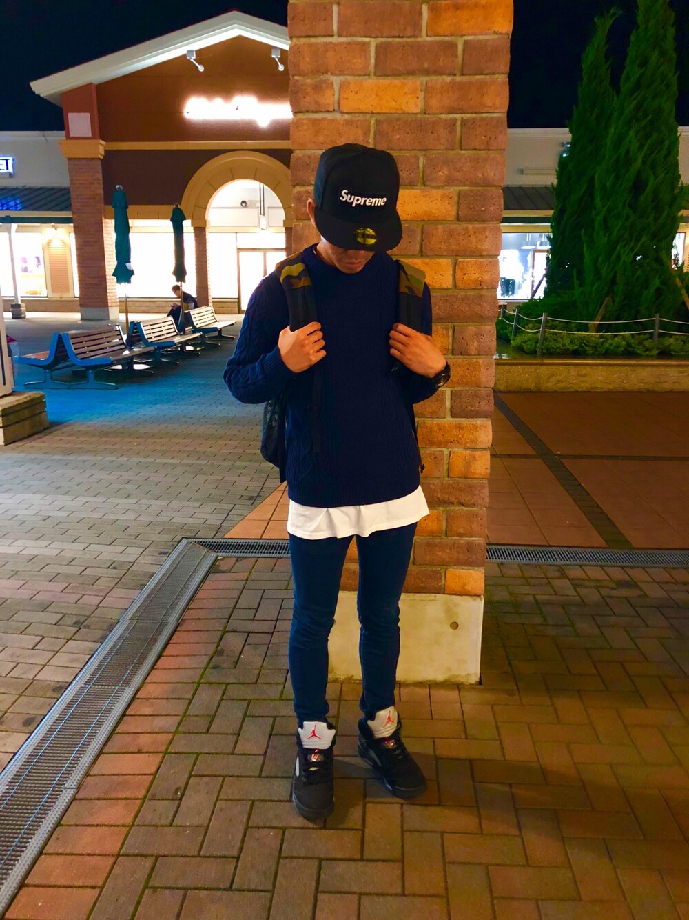 「ストリート、シュプリーム、supreme、AIR JORDAN、aj5、カモフラ」｜「UNIQLOのアイテム（ニット/セーター、ブラック系）」を使った、つばささん（メンズ・168cm）の秋コーディネートの1枚目の写真
