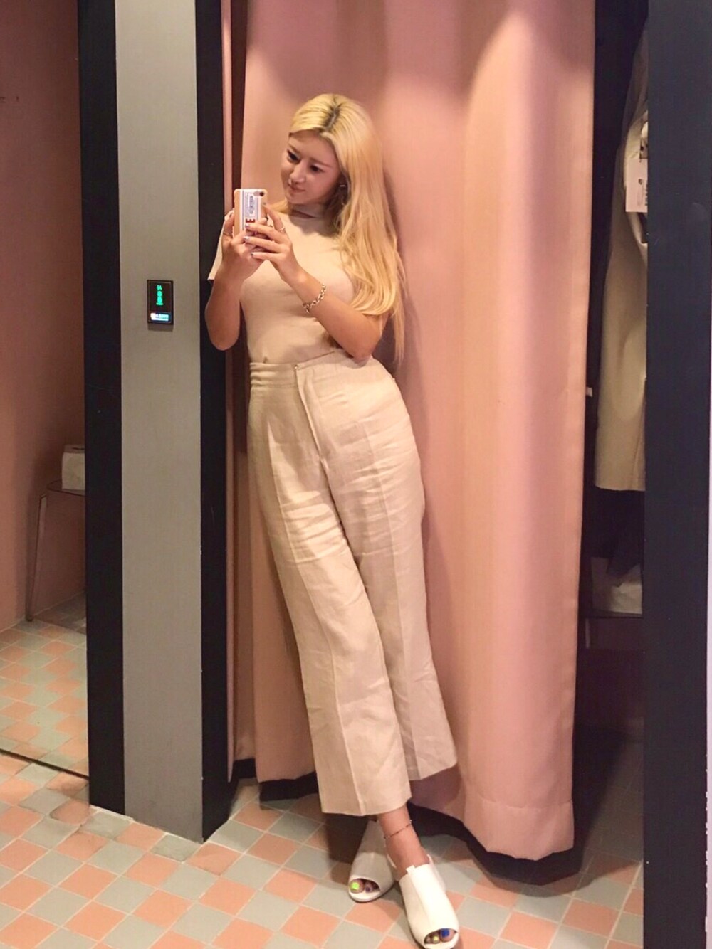 「pants、daily look、daily、dailylook、summer、summer style、summeroutfit、ootd、street、streetstyle」｜「STYLENANDAのアイテム（スラックス、ベージュ系）」を使った、Sarah Chuさん（レディース・173cm）の夏コーディネートの1枚目の写真
