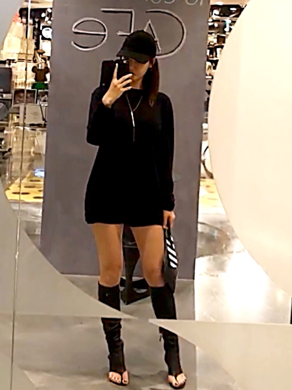 「sporty、roose、street、streetstyle、streetfashion、fall、fall style、girl、off white、chanel」｜「off whiteのアイテム（クラッチバッグ、ブラック系）」を使った、Sarah Chuさん（レディース・173cm）の秋コーディネートの1枚目の写真