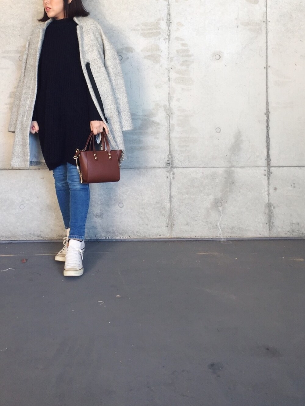 「ZARA、コクーンコート、ニットワンピース、スキニーデニム、ハイカットスニーカー、コンバース ハイカット、ママコーデ、大人カジュアル」｜「ZARAのアイテム（ジャケット/アウター、グレー系）」を使った、コロさん（レディース・155cm）の冬コーディネートの1枚目の写真