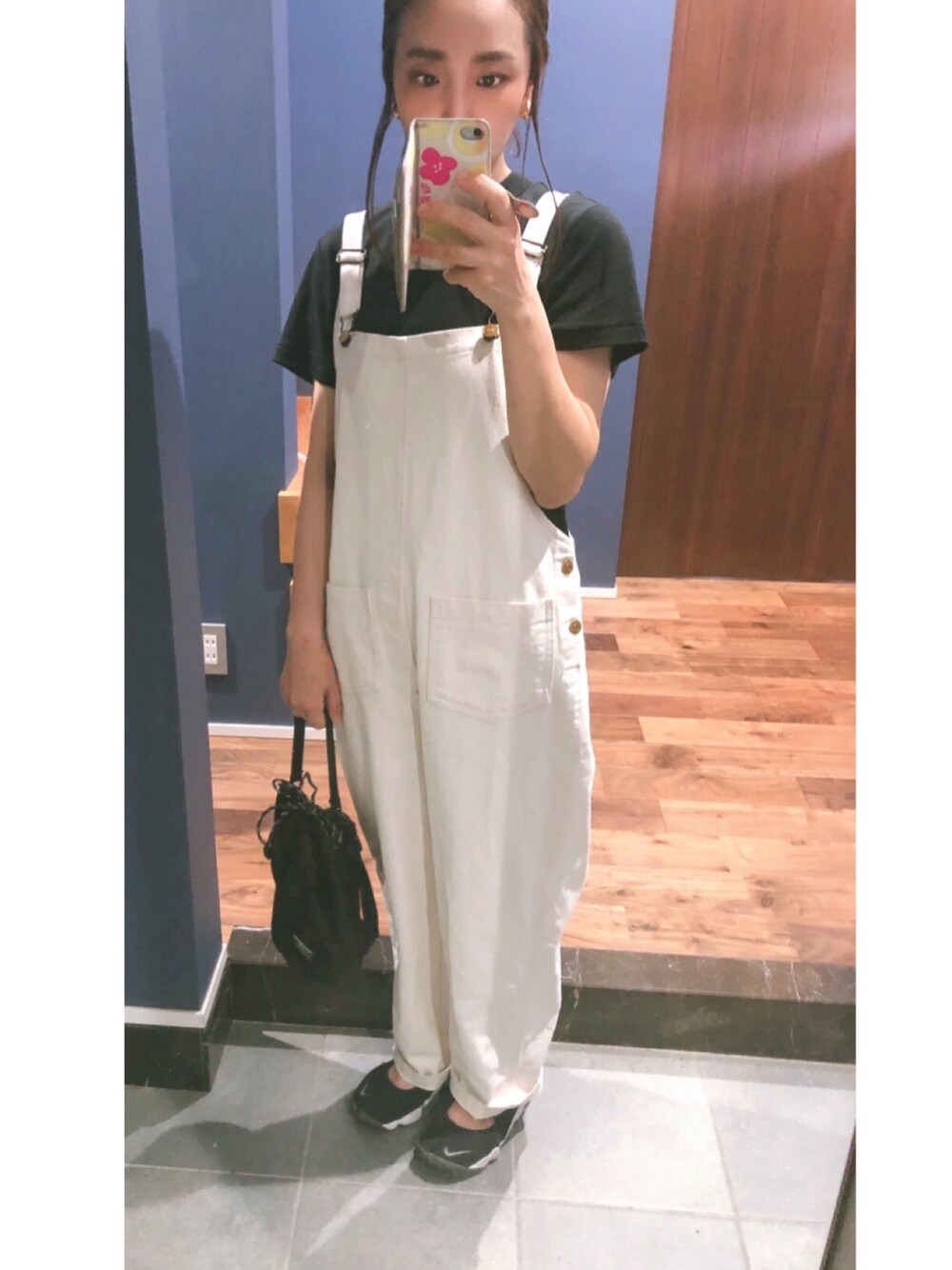 「カジュアルコーデ、シンプルコーデ、ママコーデ」｜「UNIQLOのクルーネックT（半袖）（Tシャツ/カットソー、ブラック系）」を使った、コロさん（レディース・155cm）の春コーディネートの1枚目の写真