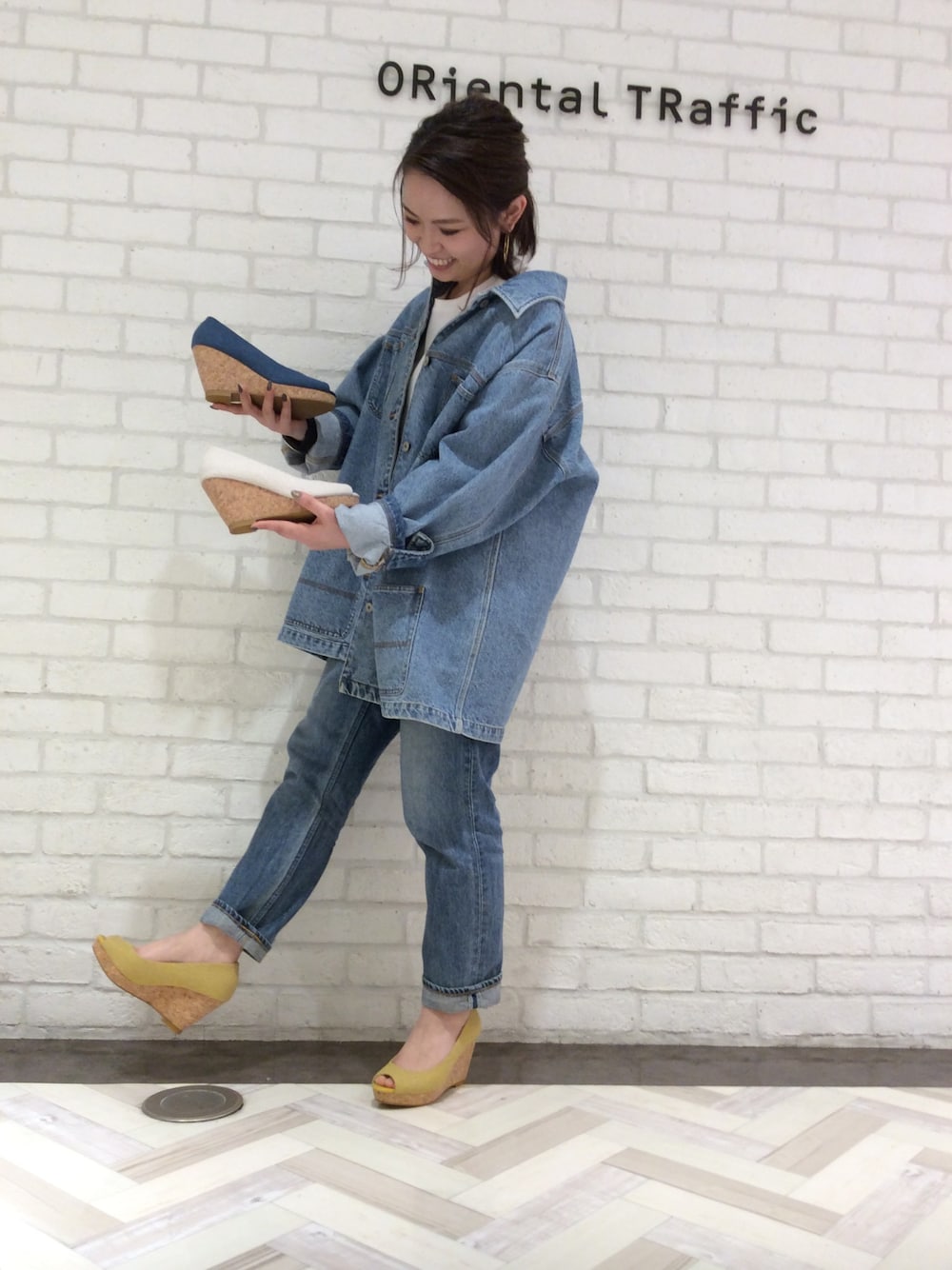 「古着、デニム、パンプス、イエロー、デニムジャケット、Ungrid、オリエンタルトラフィック、ORiental TRaffic(ORiental TRaffic)、デニム オン デニム、オープントゥ」｜「Ungridのアイテム（デニムパンツ、ブルー系）」を使った、ORientalTRaffic ルミネ池袋店さん（レディース・161cm）の春コーディネートの1枚目の写真