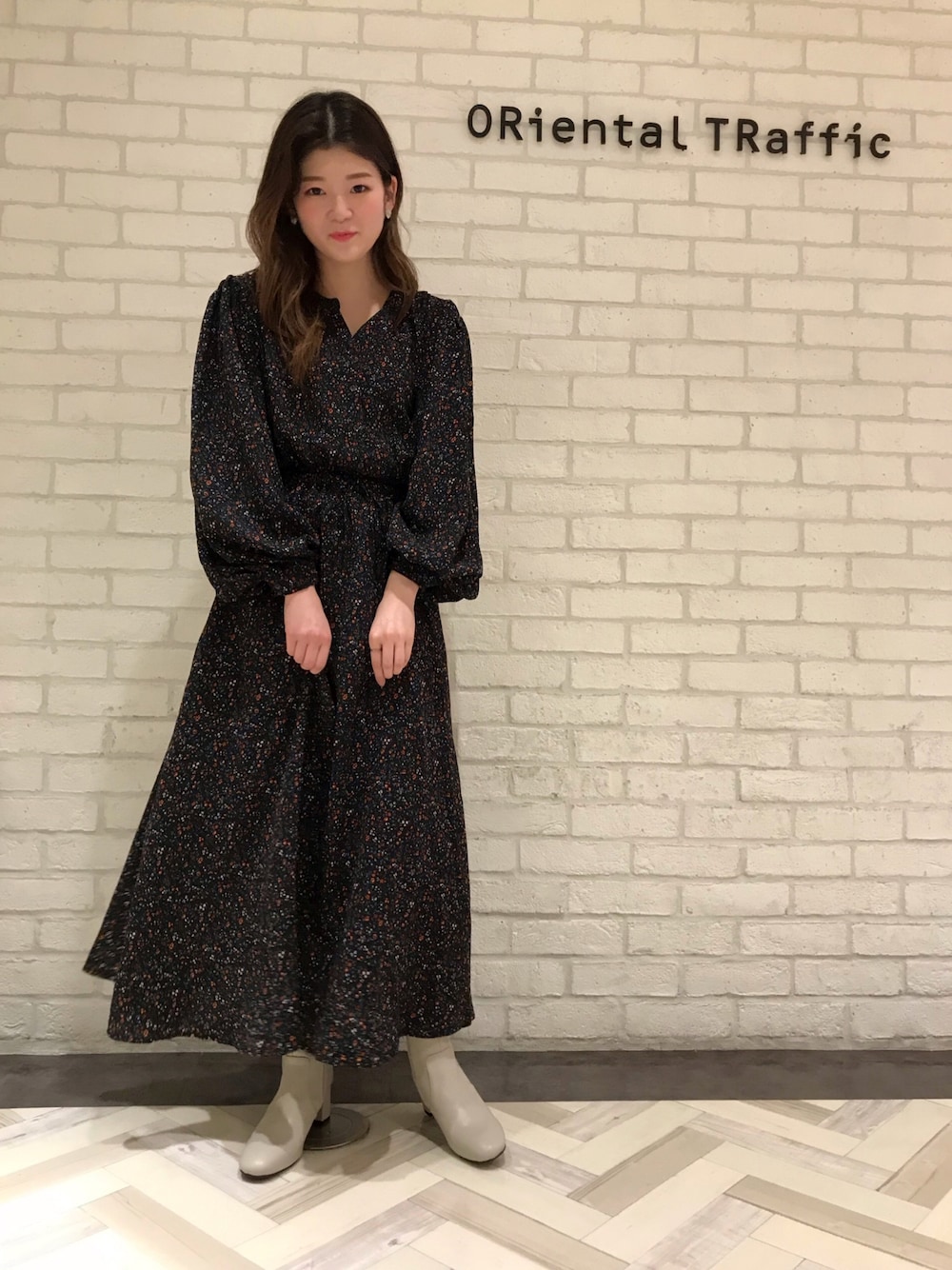 「ワンピース、スカート、ブラック、花柄、休日スタイル、大人コーデ、シンプルコーデ、秋コーデ、ホワイトブーツ、1415」｜「ORiental TRafficのスクエアトゥ切替ミドルブーツ/1415（ブーツ、ホワイト系）」を使った、ORientalTRaffic ルミネ池袋店さん（レディース・161cm）の秋コーディネートの1枚目の写真