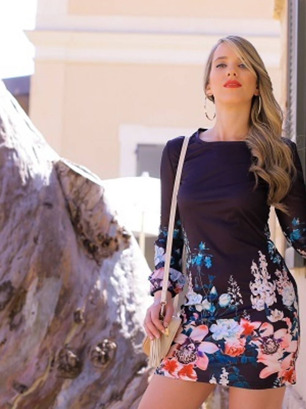 「#Forever21、#florals、#springstyle」｜「FOREVER 21のCREME BAG（ショルダーバッグ、その他）」を使った、michalhさん（レディース・168cm）の春コーディネートの1枚目の写真