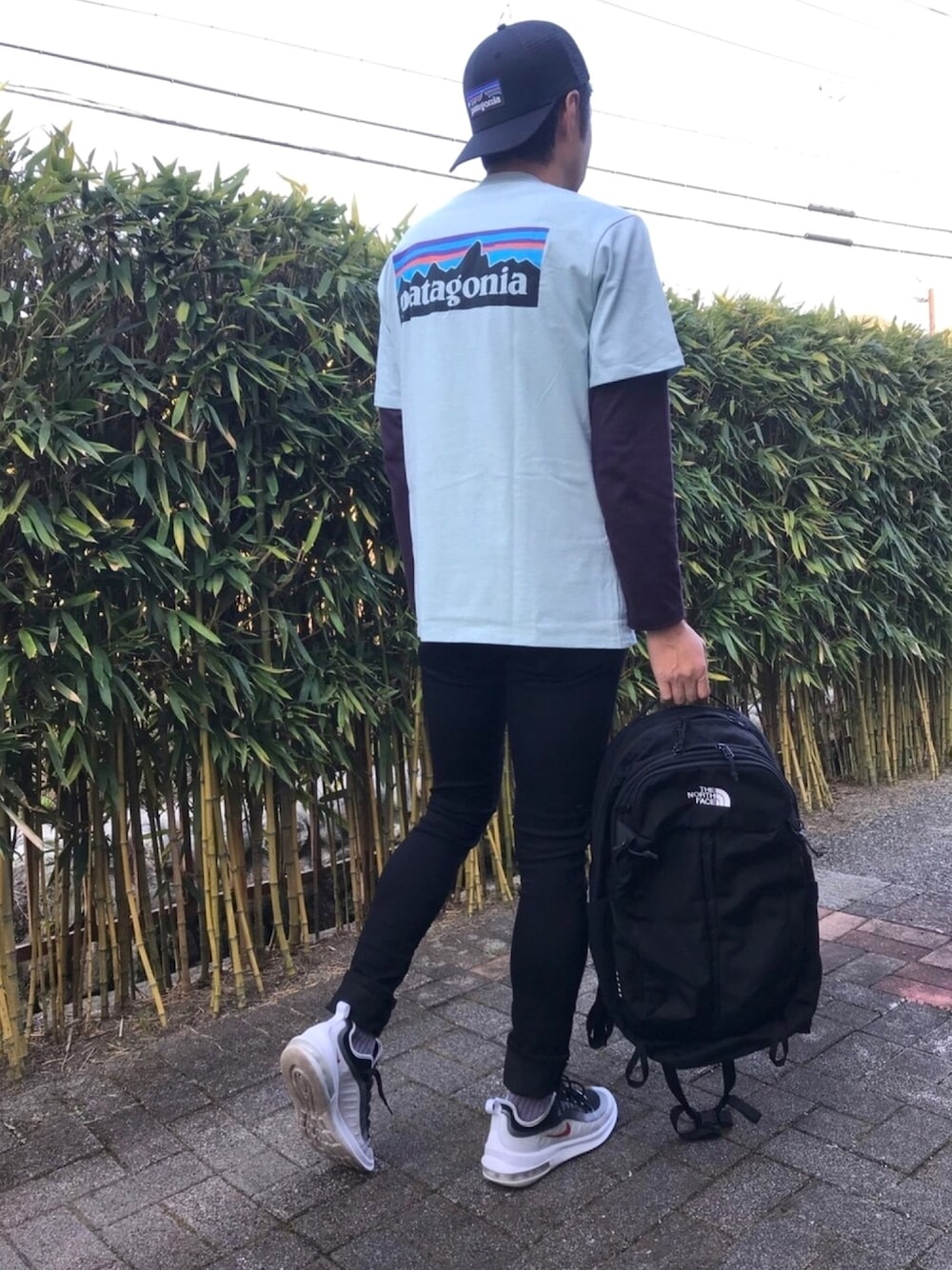 「シンプル、patagonia、カジュアル、THE NORTH FACE、ストリートコーデ、フォロー返します、AIR MAX、パープル」｜「patagoniaの[ パタゴニア ] ★ patagonia 38 P-6 ロゴ トラッカー ハット / キャップ（キャップ、ブラック系）」を使った、かっつうさん（メンズ・174cm）の春コーディネートの1枚目の写真
