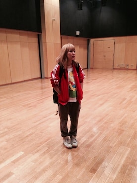 「アイテム（ジャージ、レッド系）」を使った、あっちゃんさん（レディース・150cm）の秋コーディネート