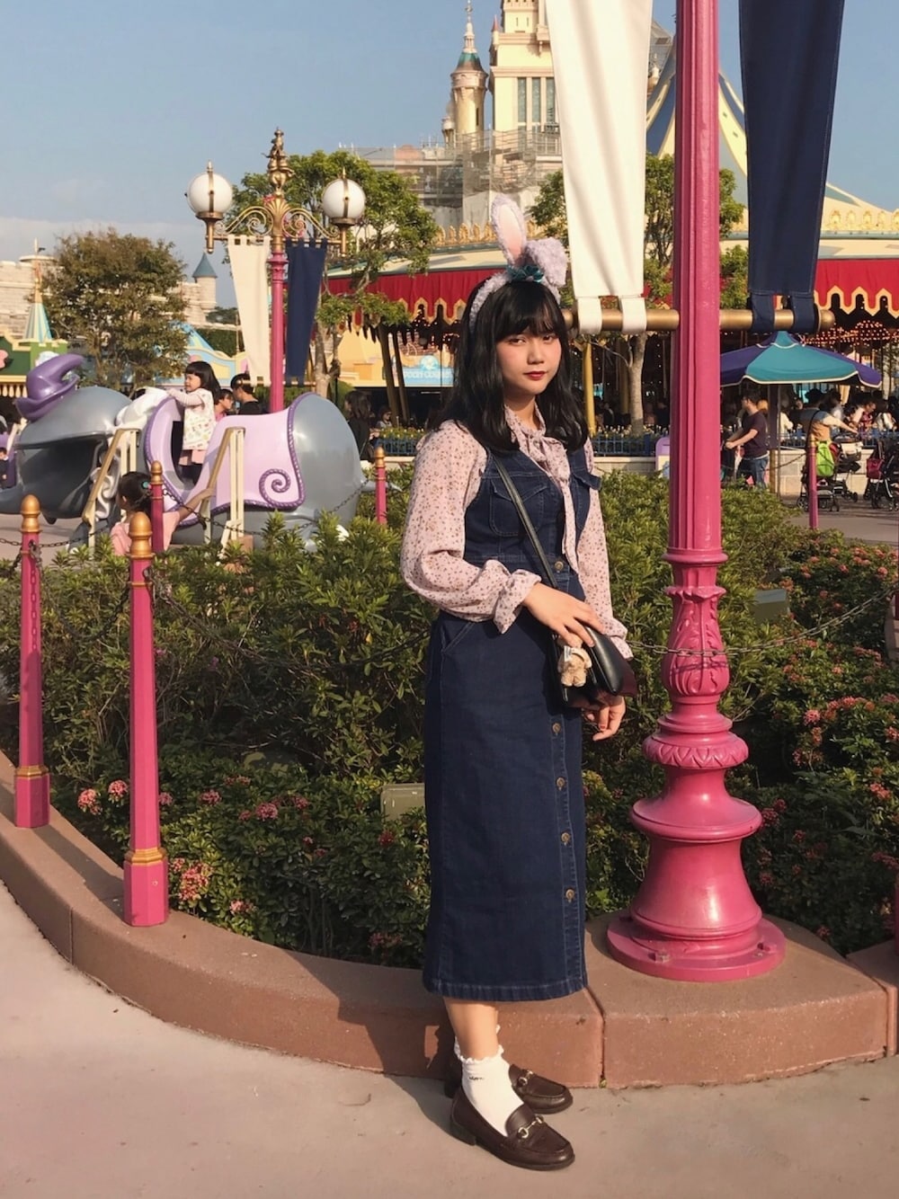 「ootd、紫、ディズニーコーデ、ディズニー、パープル、デニム、デニムスカート、ワンピース、KBF、へザー」｜「Heatherのアソートボウタイブラウス　850402（シャツ/ブラウス、パープル系）」を使った、Kikiさん（レディース・163cm）の冬コーディネートの1枚目の写真