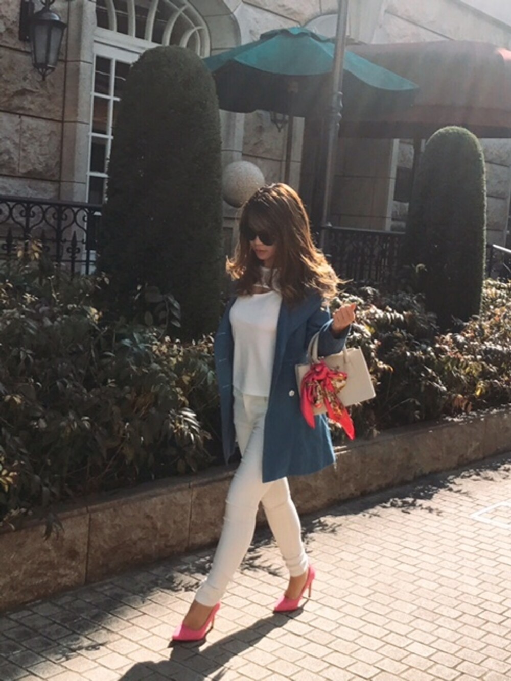 「＃デニム、#デート、#トレンチコート、＃スプリングコート、#  春、#ootd、#WEARBOOKエントリー」｜「Julia Boutiqueのビジューボタン付きデニムトレンチコート・アウター（トレンチコート、ブルー系）」を使った、YURIさん（レディース・158cm）の冬コーディネートの1枚目の写真