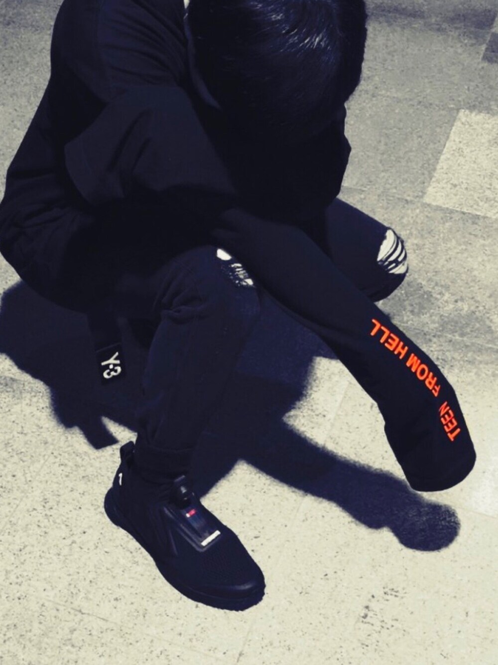 「alphaashtron、Y-3、vetements、reebokpump、darkwear」｜「alphaashtronのアイテム（トップス、ブラック系）」を使った、R.Mさん（メンズ・165cm）の春コーディネートの1枚目の写真