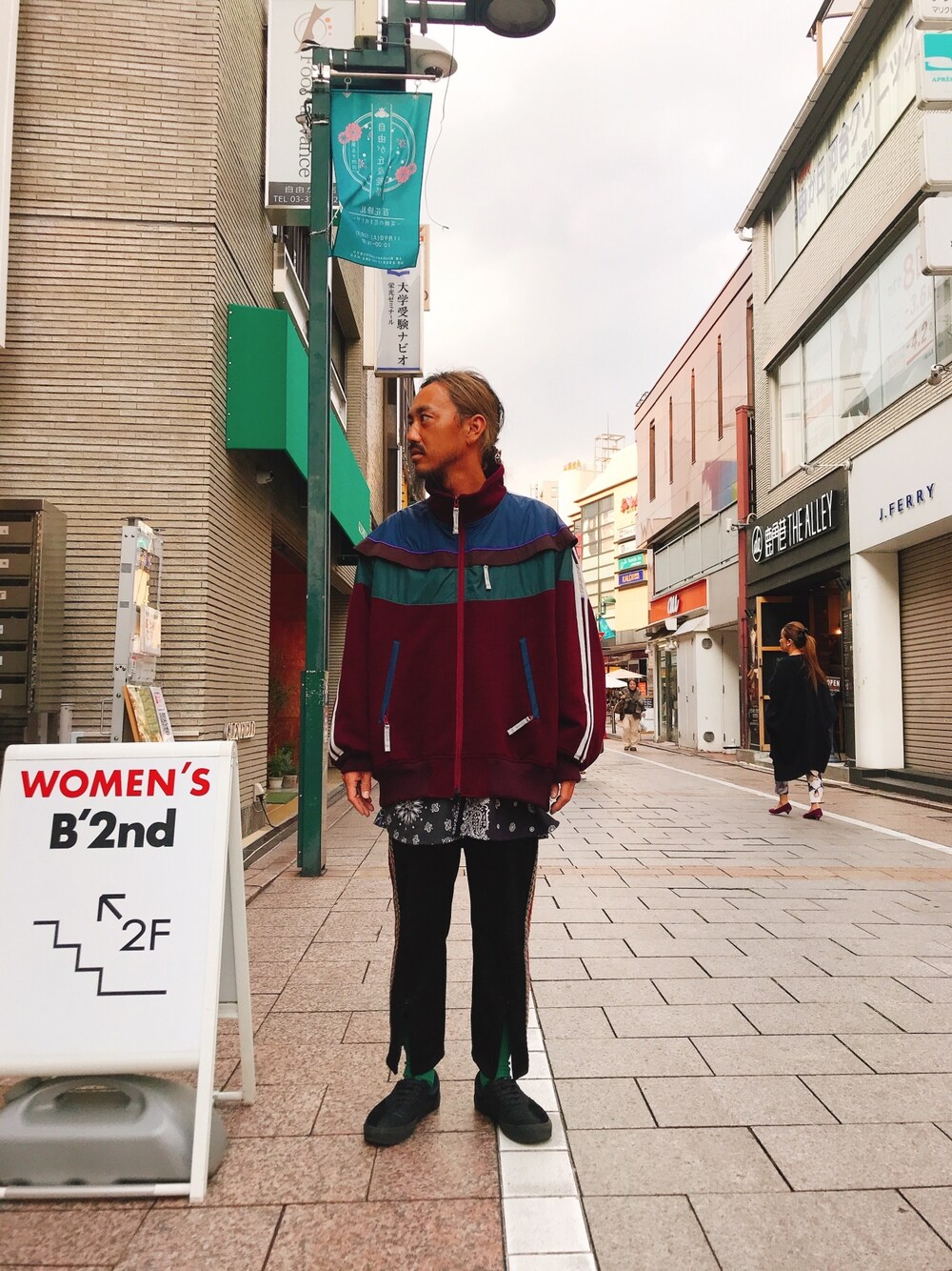 「トラックジャケット、ビッグシルエット、ストリート、ootd、秋冬コーデ、トラックパンツ、ハロウィン、カラーソックス」｜「kolor BEACONのアイテム（ブルゾン、レッド系）」を使った、長老さん（メンズ・170cm）の秋コーディネートの1枚目の写真