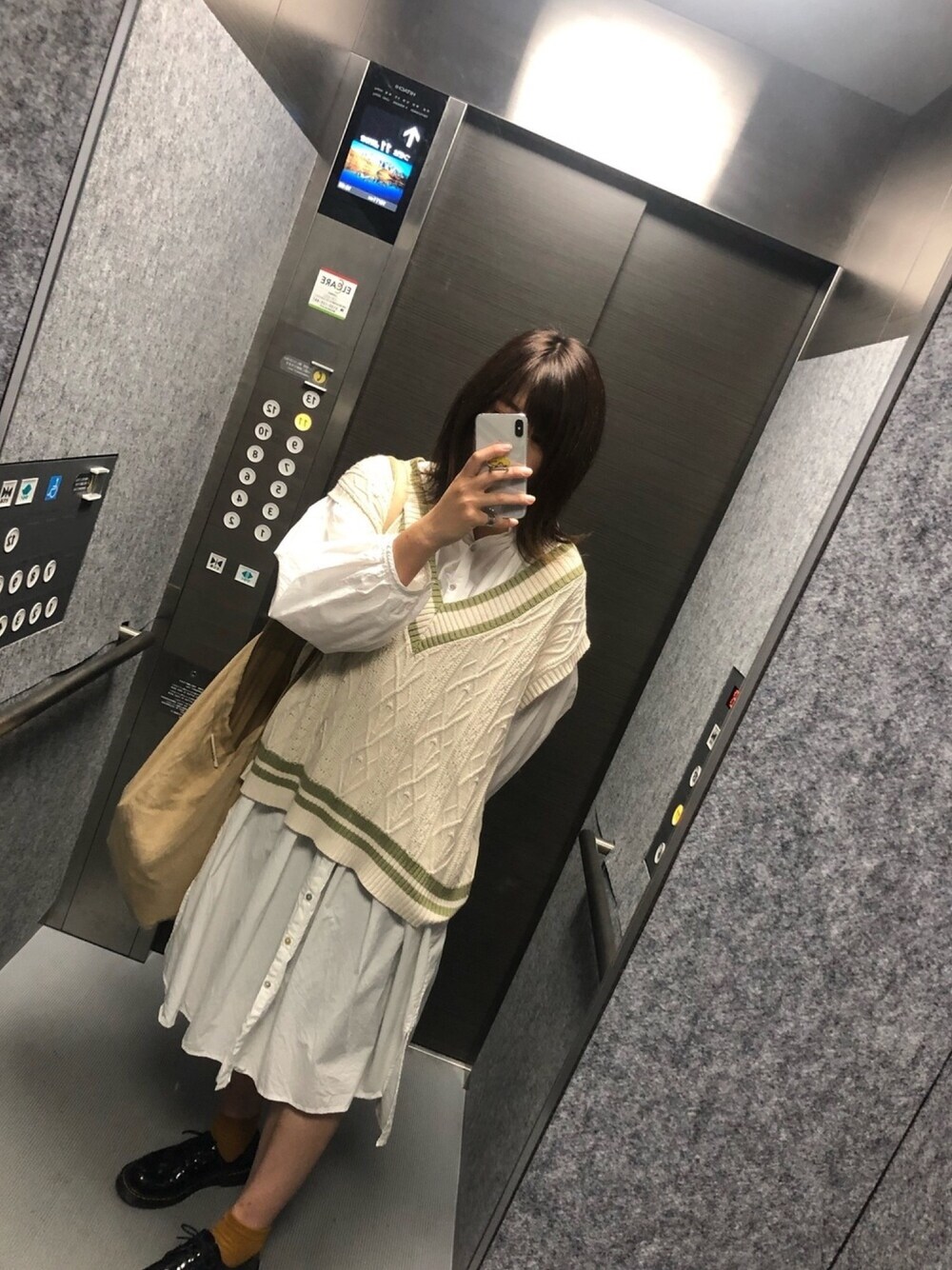 「秋服、シャツワンピ、秋のコーデ」｜「kutirのケーブル柄ニットベスト（ベスト、ホワイト系）」を使った、kasumiさん（レディース・162cm）の秋コーディネートの1枚目の写真