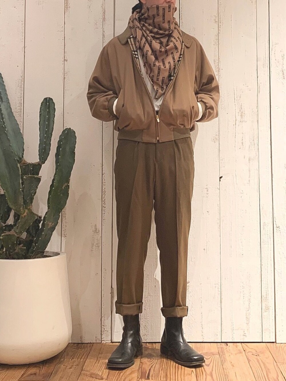 「ワントーンコーデ、ベージュ、お洒落さんとつながりたい、vetements、Maison Martin Margiela、古着MIX、burberry、おしゃれさんと繋がりたい、休日スタイル、チョコ色に染まれ」｜「LARA VINTAGEのアイテム（スラックス、ブラウン系）」を使った、naoto fujiwaraさん（メンズ・181cm）の冬コーディネートの1枚目の写真